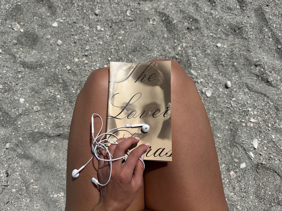 celibatedoll's tweet photo. why’s it all just books is this a sign that i should stop by the bookstore and buy more https://t.co/5snevVrg1t