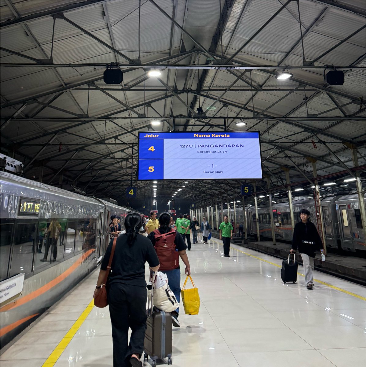 dmmsnscllde's tweet photo. Jam segini masih di bandung dan besok pagi masih harus ngantor https://t.co/95400ejXcJ