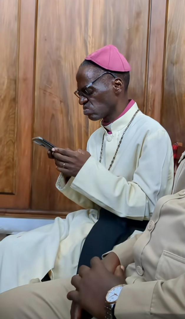 TitoMagoti's tweet photo. Vile wanasoma uamuzi wa Mahakama ya Rufani leo, kwamba mali irudi kati tuwapepete au waweke kwapani refa atupatie point tatu. Kazi anayo yule muuwaji na watu wake. https://t.co/oZwJrNm2MR