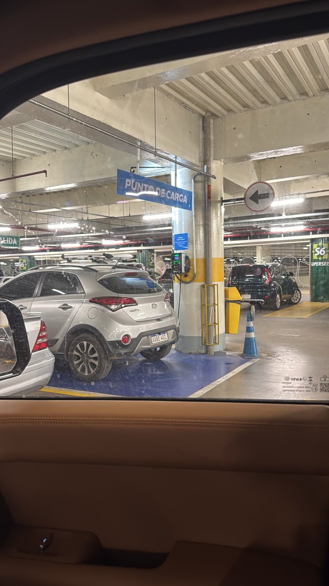 andredarugna's tweet photo. Una cosa que descubri después de tener auto eléctrico es que existen los *transenergeticos*, propietarios de vehículos a combustión que se sienten que tienen vehículos eléctricos 😂 hay que ser inclusivos y respetar he'i #paraguay https://t.co/yRvresMUvE