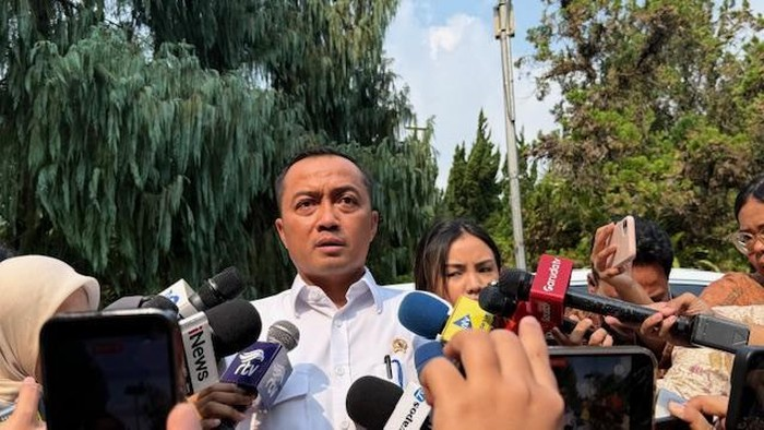 LambeSahamjja's tweet photo. respon istana soal hasil survei kepuasan kinerja prabowo:
- hasil suvei kepuasan publik turun dari 80 ke 50
- katanya pemerintah kerja bukan buat kejar angka survei
- dia bilang pemerintah tetap fokus jalanin program-program yang udah ditetapin presiden
- semua program untuk rakyat indonesia 
- bukan buat naikin elektabilitas atau citra
- program itu disebut bagian dari realisasi janji kampanye sekaligus cita-cita bangsa
- contoh yang disebut kayak MBG,kopdes dll