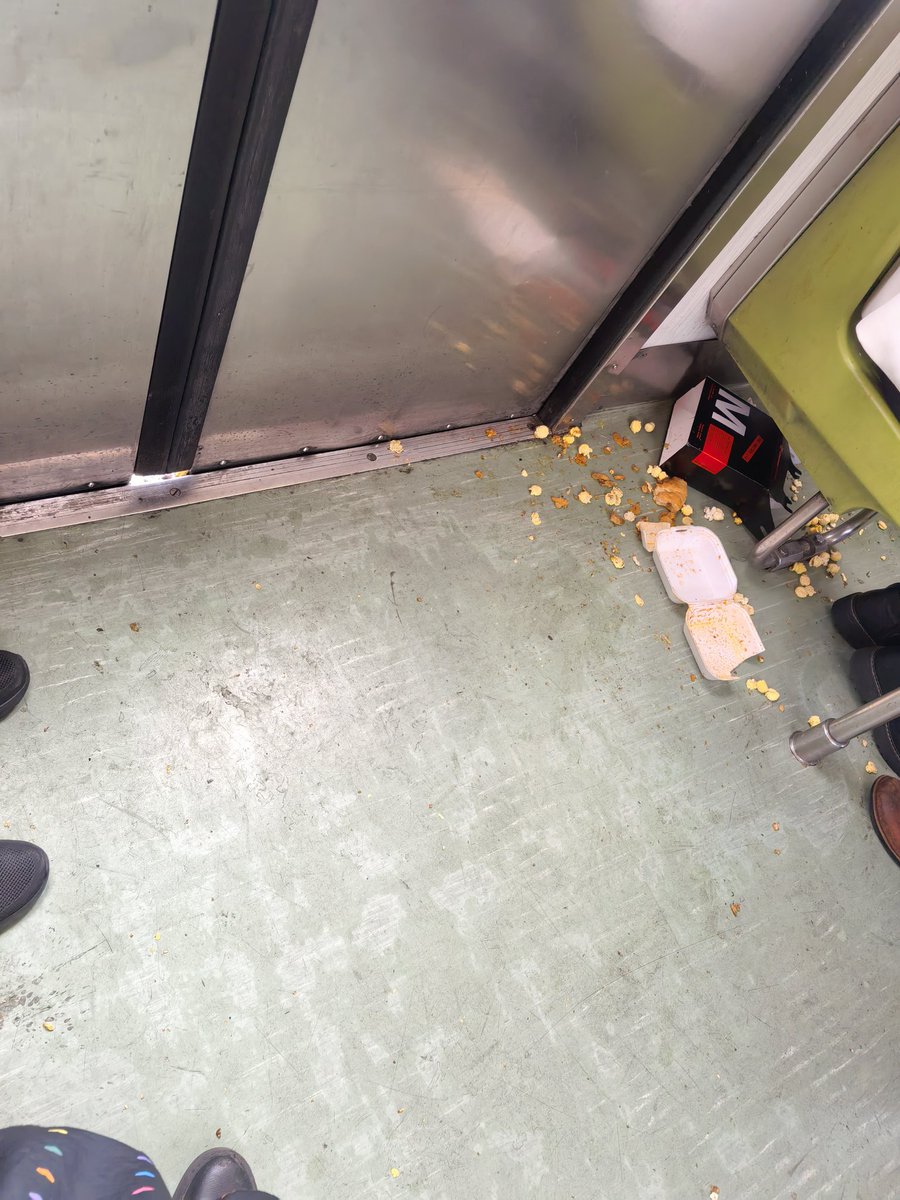 ItzelCV30's tweet photo. @MetroCDMX Esta muy sucio, pareciera que alguien aventó su comida 
Si es posible limpiarlo se los agradecería 
Es en el vagón 3509 dirección Tacubaya de la línea 9 https://t.co/rGvSUmliOd
