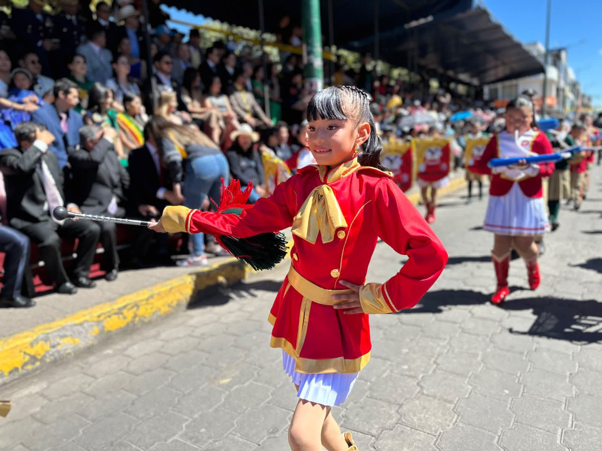 EducacionZ3_Ec's tweet photo. [TUNGURAHUA] En conmemoración de los 175 años de cantonización de Santiago de Píllaro, 1.800 estudiantes participaron en el Desfile Cívico, una jornada que destacó el civismo y el compromiso de las nuevas generaciones con la historia, las tradiciones y la identidad del cantón. https://t.co/GQsaPCiYZ2