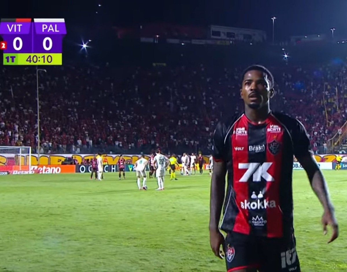guigpereira's tweet photo. Uma dúvida. O jogador dessa foto é realmente o Cacá, que saiu do jogo sem nada no queixo, sem uma gota de sangue na camisa (inclusive não sangrou durante o atendimento em campo) e depois tomou 5 pontos no vestiário?
Tem alguma coisa que não estou vendo? Tem algum médico que pode explicar?
Não quero ser injusto.