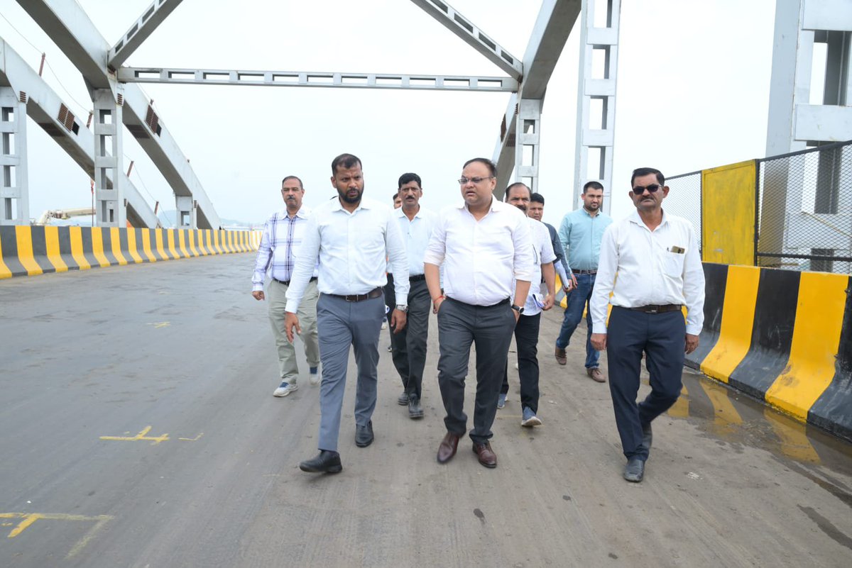 comindore's tweet photo. संभागायुक्त श्री भास्कर लक्षकार ने लवकुश चौराहा डबल लेयर फ्लाईओवर एवं एमआर-10 रेलवे ओवरब्रिज का निरीक्षण कर गुणवत्ता के साथ समय-सीमा में कार्य पूर्ण करने और आवश्यक संसाधन बढ़ाने के निर्देश दिए।
RM:https://t.co/K9JZgySXtl
#JansamparkMP #indore #इंदौर https://t.co/FVpAXsnNjS