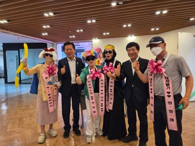 slingstone0309's tweet photo. 개혁당대표 왕수박 정청래가 자랑스러워 하는 전통적 지지층 ㅋㅋ https://t.co/PWQsd6WfEV