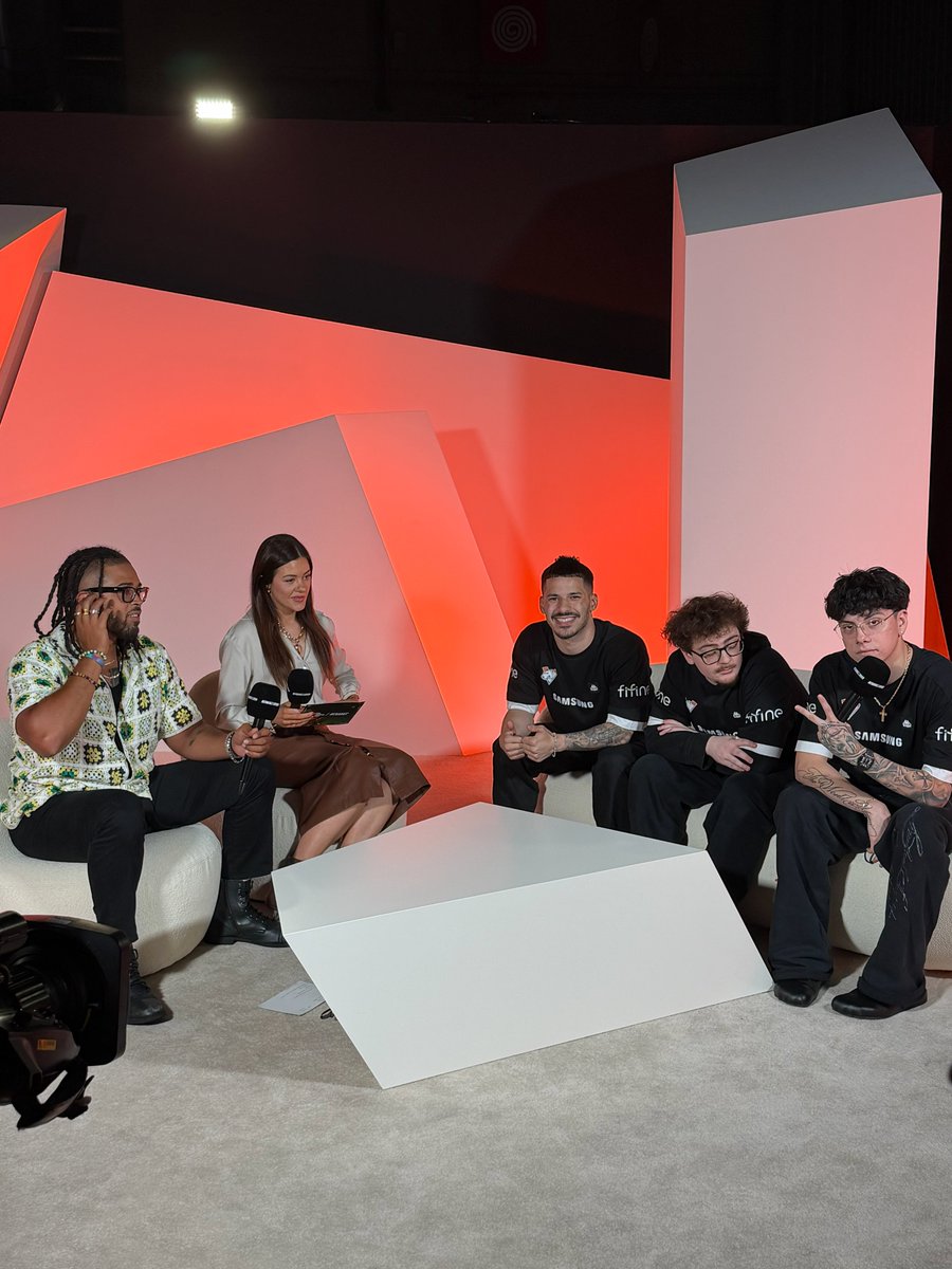 virtuspro's tweet photo. Interview time ✌️ 

#Warzone #EWC #EWC26 #GOGOVP https://t.co/XBGpfbuhFp