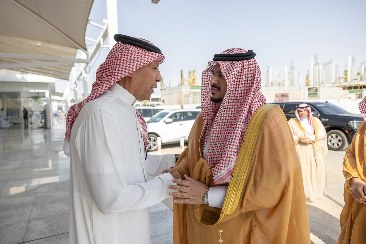emara_alriyadh's tweet photo. سمو نائب أمير منطقة #الرياض يؤدي صلاة الميت على سليمان العباد -رحمه الله-.
https://t.co/U6UShTre0e

#إمارة_منطقة_الرياض https://t.co/HwnXJ2YG2U