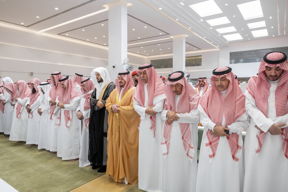 emara_alriyadh's tweet photo. سمو نائب أمير منطقة #الرياض يؤدي صلاة الميت على سليمان العباد -رحمه الله-.
https://t.co/U6UShTre0e

#إمارة_منطقة_الرياض https://t.co/HwnXJ2YG2U