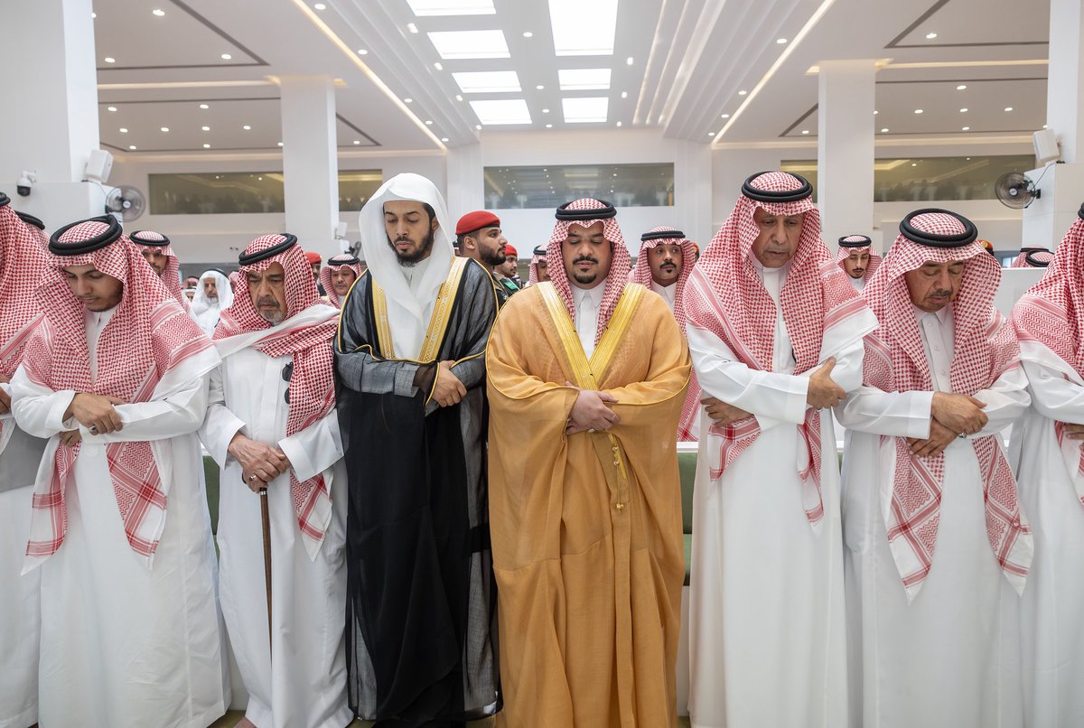 emara_alriyadh's tweet photo. سمو نائب أمير منطقة #الرياض يؤدي صلاة الميت على سليمان العباد -رحمه الله-.
https://t.co/U6UShTre0e

#إمارة_منطقة_الرياض https://t.co/HwnXJ2YG2U
