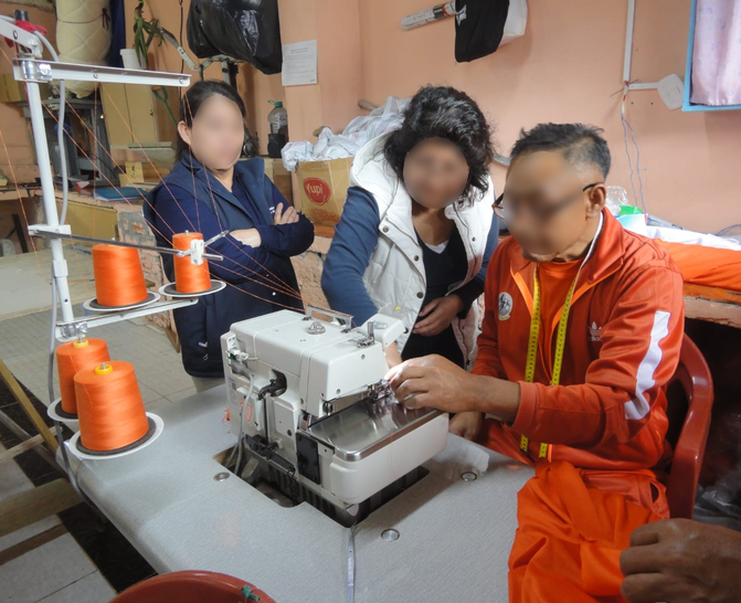 SNAI_Ec's tweet photo. Cinco PPL del #CPLChimborazo N.°1 obtuvieron la certificación en confección de prendas de vestir. 👕Freddy L. destacó que el proceso de 2 meses le permitió demostrar sus capacidades. La iniciativa contó con el apoyo del #ejelaboral. #GobiernoDelEcuador https://t.co/sUBSOLzMFv