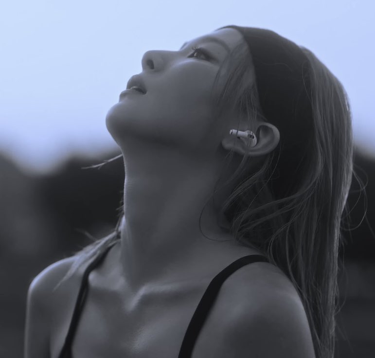 ksgdinas's tweet photo. just seulgi being hot in the mv thats all I want https://t.co/7J5XDV4M0d