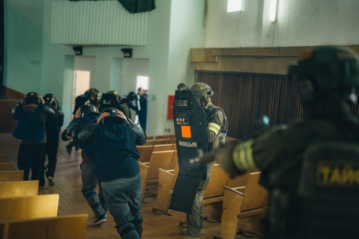 TheGreyPatriot_'s tweet photo. 🇧🇾🇷🇺 Today's training of OMON "Typhoon" as part of comprehensive MVD joint training in Grodno.
#Russia #Belarus #Belarusian #Today #Security #Police #MVD #InternalTroops #Tactical #Training #PPK20 #OMON #Riot https://t.co/QFPcQBELzo