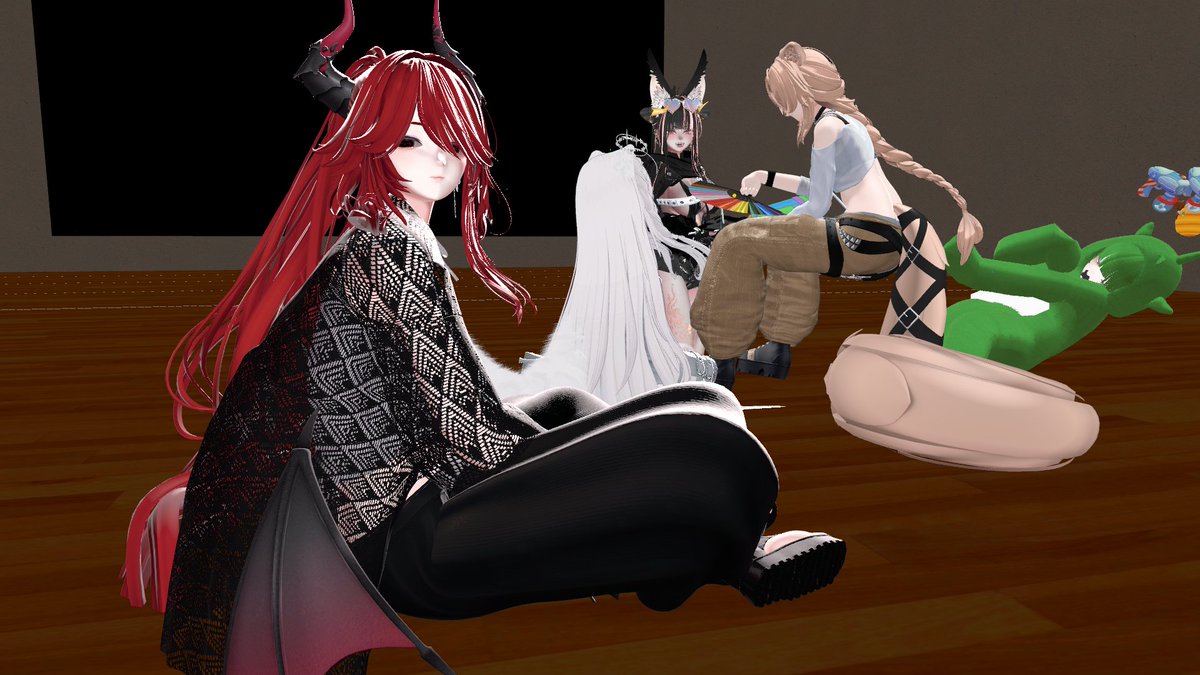 Skechobi's tweet photo. #vrchat
■ワールド名
PyPyDance
https://t.co/YPcY5k0XGB

アイテム（とフレンド）で遊ぶ。
ハエ叩きが・・・ほすぃ。

■同行者
@orangeyururiyu @ReDRiisA @mappy_vr @MemoriA_777_ https://t.co/uFfZ01r3tn