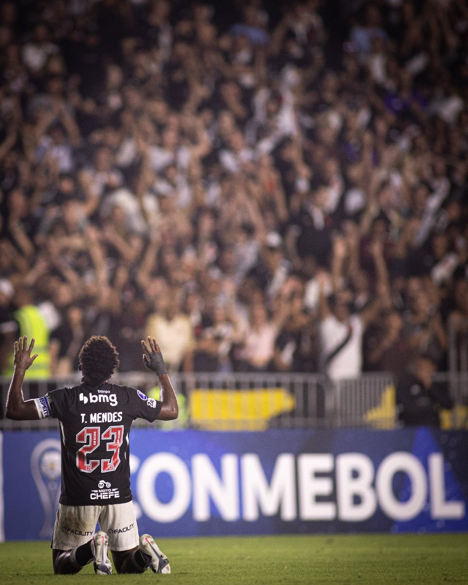 Thiagomendesof's tweet photo. Muitooo feliz pelo gool e a classificação aqui é Vasco #vascodagama #gigantedacolina #juntosomosmasforte https://t.co/kEbzCtDdYr