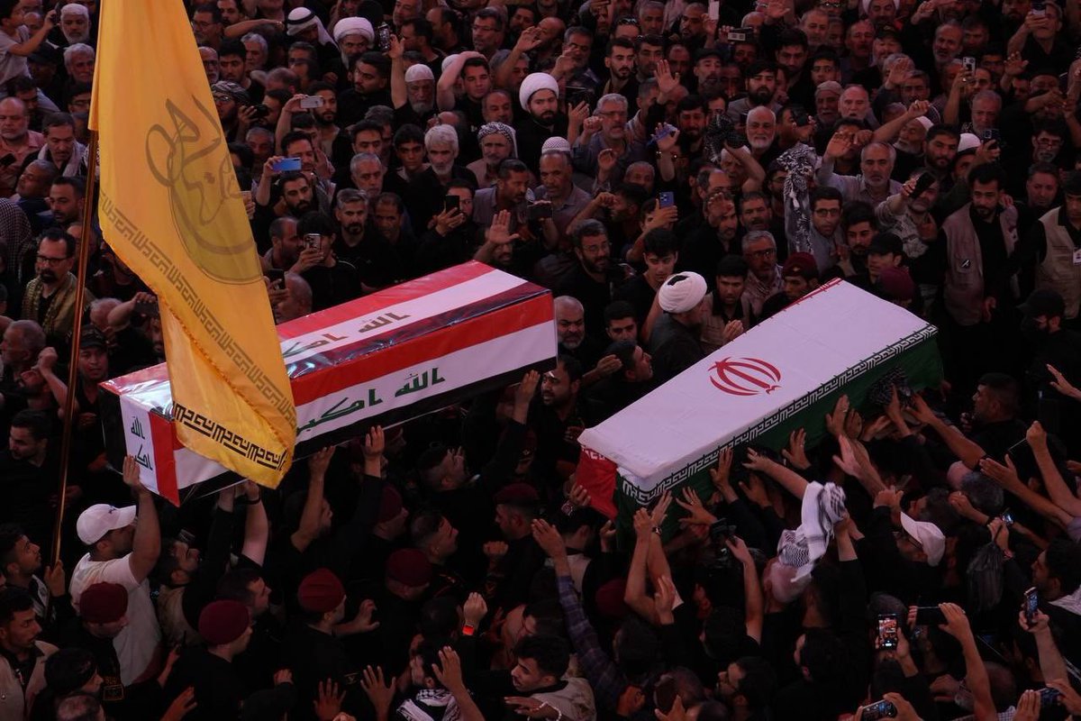 adictoapple's tweet photo. Se llevaron a cabo los funerales de los mártires, tanto iraquíes como iraníes, cuyas vidas se entrelazaron y que perdieron la vida como consecuencia de la agresión estadounidense y saudí contra Irak. https://t.co/5wbN1horwM