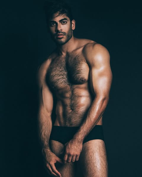 poptime's tweet photo. Sachin Bhatt (Boots/Queer as Folk) sobre suas cenas nuas em séries:

"Não estou acostumado a ficar sem camisa ou nu, mas tenho que representar os caras peludos por aí". https://t.co/jRJ4kmAohB