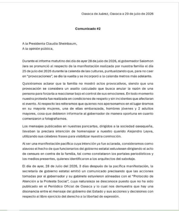 Assetreclaim's tweet photo. #Enterate NI #FGR NI #SEGOB ATIENDEN INSTRUCCIÓN PRESIDENCIAL;  FAMILIA DEL PERIODISTA ALEJANDRO LEYVA, PIDE A SHEINBAUM INVESTIGAR ACTOS DE INTIMIDACIÓN  A SU EXIGENCIA DE JUSTICIA

Oaxaca.– A una semana del asesinato del periodista Francisco Alejandro Leyva Aguilar, la familia del comunicador oaxaqueño informó que hasta el momento, ni la  por la titular de la Fiscalía General de la República (@FGRMexico ), @ErnestinaGodoy, ni por la secretaria de Gobernación, @SEGOB_mx  @rosaicela_  Rodríguez Velázquez se han contactado con ella pese a  la instrucción de presidenta @Claudiashein  a quien demandaron además, investigar el acto de intimidación en su contra por  empleados del @GobOax .

El pasado 25 de julio, durante su conferencia matutina, Sheinbaum informó que había instruido a Rosa Icela Rodríguez atender a la familia del comunicador, mientras que el gabinete de seguridad confirmó que la investigación fue atra��da por la FGR para esclarecer el crimen.

Sin embargo, los familiares hasta ahora, no ha sostenido el encuentro prometido públicamente por la titular de la #SEGOB, así como tampoco una reunión con la Fiscal para conocer los mecanismos de surgimiento de las investigaciones.

Por otro lado, en un comunicado, la familia Leyva, demandó a la Presidenta Claudia Sheinbaum, realizar una investigación respecto a las acciones intimidatorias y de evidente represión de empleados del gobierno estatal durante la Calenda de las Culturas, cuando de manera pacífica y solo con pancartas, se manifestaron para exigir justicia al gobernador @salomonj .

La exigencia cobra relevancia porque el próximo viernes 30 de julio, la Presidenta realizará una gira de trabajo por Oaxaca y hasta el momento, sus instrucciones siguen sin atenderse en un caso claro de silenciar la libertad de expresión de las y los periodistas en México.

En la misiva, la familia aclara que en ningún momento su protesta tiene un tinte de provocación como se trató de hacer ver ante la opinión pública a la legitima demanda de justicia  tras las declaraciones del mandatario estatal en su conferencia con medios del martes pasado.

Asimismo, la familia rechazó la disculpa pública que el gobernador Salomón Jara Cruz ofreció en su habitual encuentro con medios en la cual dijo, se investigaría la actuación de los funcionarios público que participaron en la intimidación y bloqueo de la protesta de los familiares del Alejandro Leyva  y  que por ello, su familia, pide la intervención de la Presidenta

Al  respecto la familia en un párrafo de su comunicado manifestó:

No creemos en las disculpas públicas de compromiso; creemos en hechos, no en palabras. La disculpa sin castigo no sirve de nada. Le pedimos acciones contundentes, porque hoy fuimos nosotros, pero mañana puede ser cualquier otro ciudadano expuesto a las contradicciones y abusos del gobierno estatal.

Gira presidencial

La Presidenta, Claudia Sheinbaum, inicia mañana por la tarde  su gira de trabajo por tres días en la comunidad de Valles Centrales y la Mixteca de Oaxaca

@ONUDHmexico  @article19mxca  @RSF_inter  @CNDH  #Oaxaca