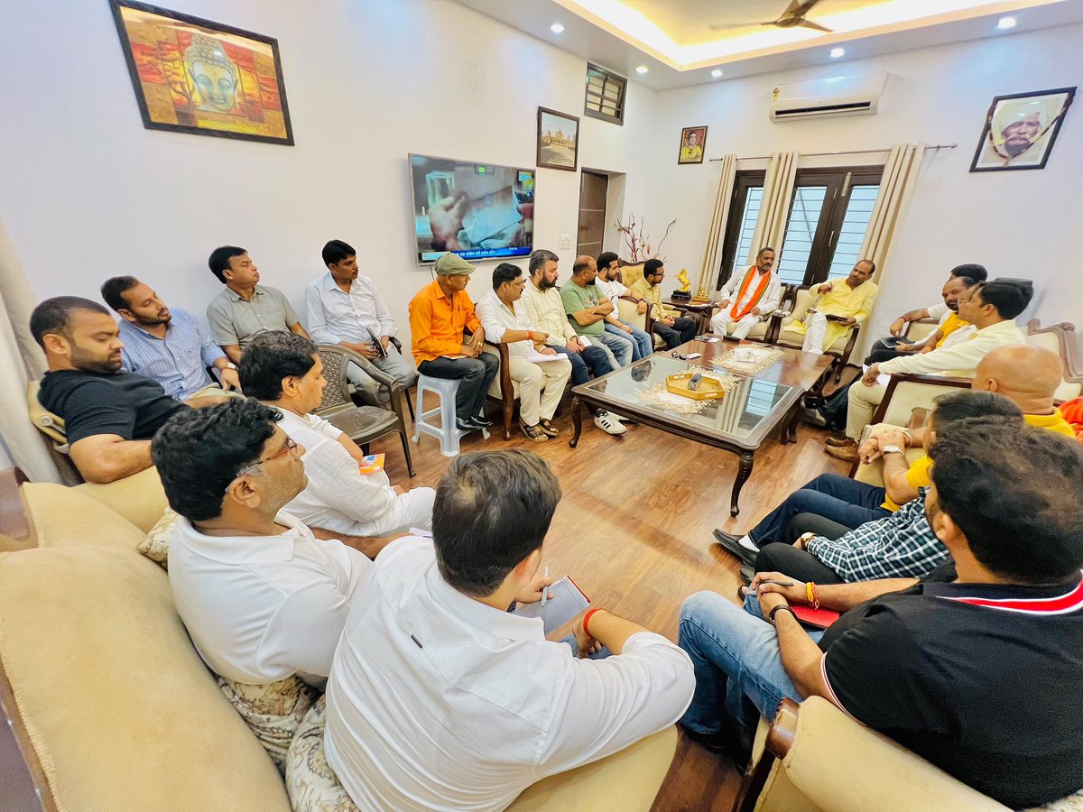rameshbidhuri's tweet photo. दक्षिणी दिल्ली के वार्ड प्रमुख व वरिष्ठ कार्यकर्ताओं के साथ बैठक में Gen Z के साथ संवाद और संपर्क करने का आग्रह करते हुए कि हमें Gen Z को जागरूक करना होगा कि वे राष्ट्रविरोधी सोच, भ्रामक प्रचार और सोशल मीडिया पर फैलाए जा रहे फेक नैरेटिव से सतर्क रहें।

क्योंकि विपक्षी दल सत्ता की लोलुपता में विदेशी फंडिंग के सहारे देश में अराजकता,दुष्प्रचार फैलाने का काम जोर-शोर से कर रहे है।

 #BJP4Delhi #RameshBidhuri