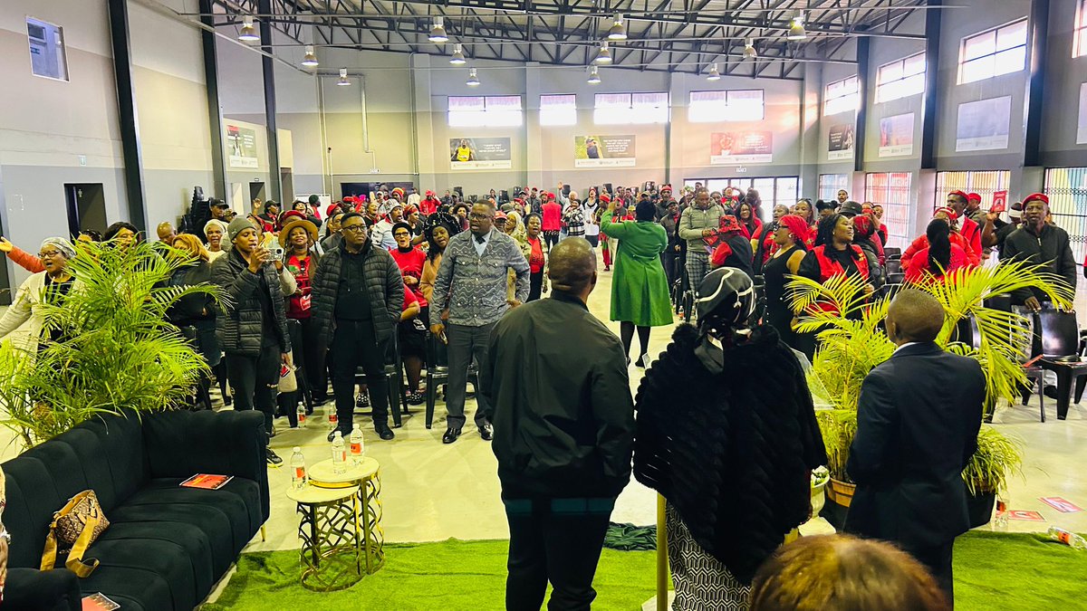 EFFEASTERNCAPE_'s tweet photo. ♦️IN PICTURES♦️📸
The EFF Chairperson of Alex Matikinca Sub-Region, fighter Tembisa Mnana led the singing of the National Anthem as composed by Enoch Sontonga at the Memorial Service of the late fighter Zanele Mali
#RIPFighter https://t.co/Xd64AMFkhU