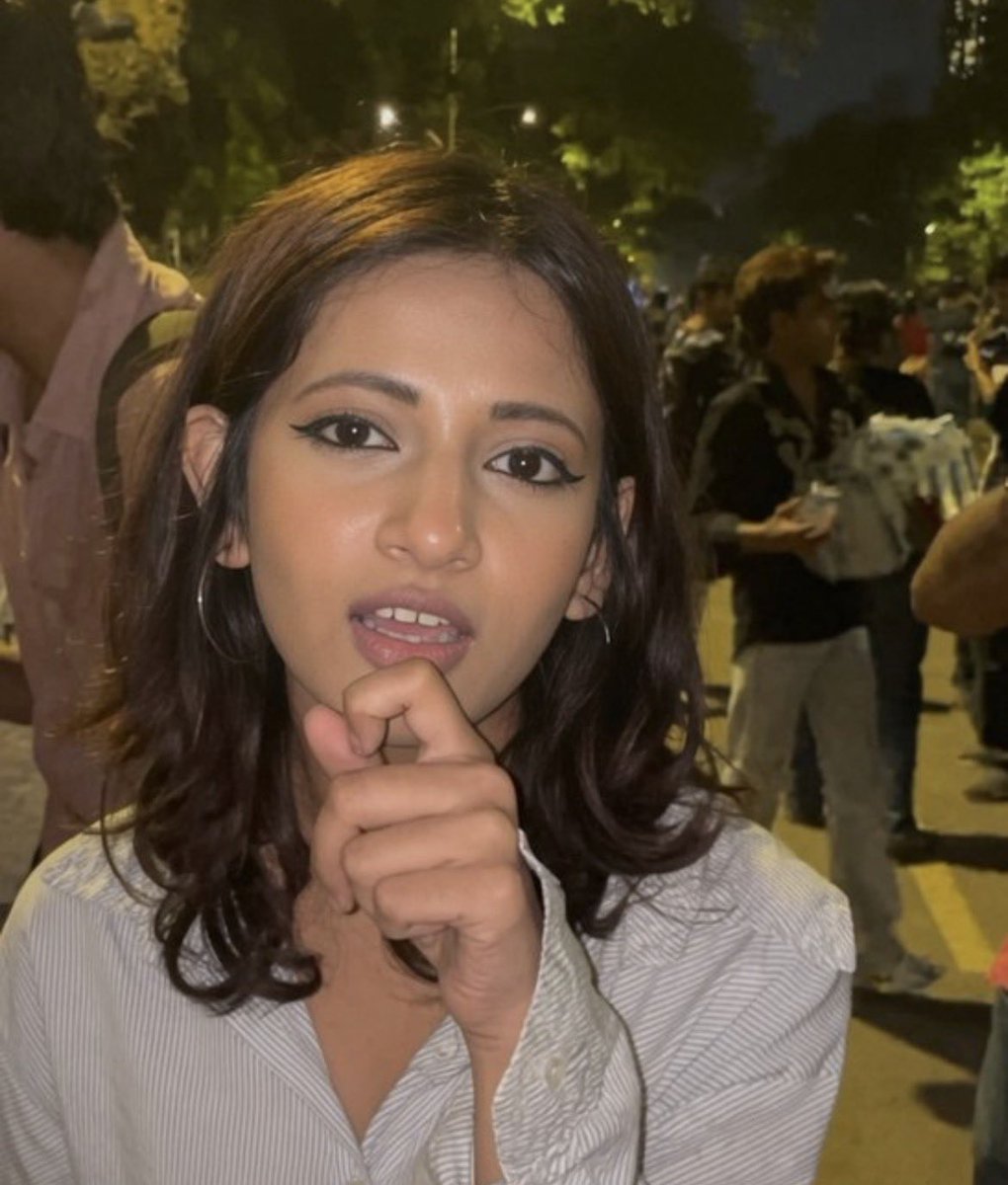 93Yorker's tweet photo. >Ruchika Singh CJP protester 
>She abused PM Modi
>Used derogatory language in front of camera 
>She isn’t even a student 
> Many people were saying she is a minor 
>But her real age is 25
>She is from Noida, UP 
> She works at salon for 20k per month job. 

She lives in rental house, after she went viral her house owner kicked her out 😭🙏

She doesn’t even have political or big business man support to save her, an interview has destroyed her life completely.
