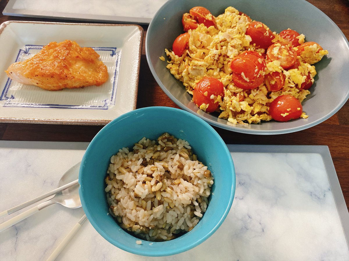 moon_holo's tweet photo. 76일차. -0.1kg. 아침:동일. 점심:잡곡밥, 토달볶, 연어구이. 저녁: 참치저당마요삼각김밥, 삶은달걀. 간식:단쉐, 소금빵. 운동:x. https://t.co/27jsJeXGqh