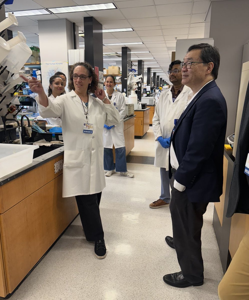 PatrickHwuMD's tweet photo. Amazing work is happening in @MoffittNews' Drug Discovery Biology and Chemistry labs.

These teams are turning promising discoveries into new possibilities for patients. I’m proud of their collaboration and commitment to our mission! @StuartMaudsley @monastyrskyi @LopchukLab https://t.co/PWASdoDR5a