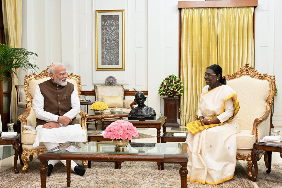 AdityaRajKaul's tweet photo. Prime Minister @narendramodi called on President of India Droupadi Murmu at Rashtrapati Bhavan on completing four years in office. https://t.co/t5I4pv4VOp