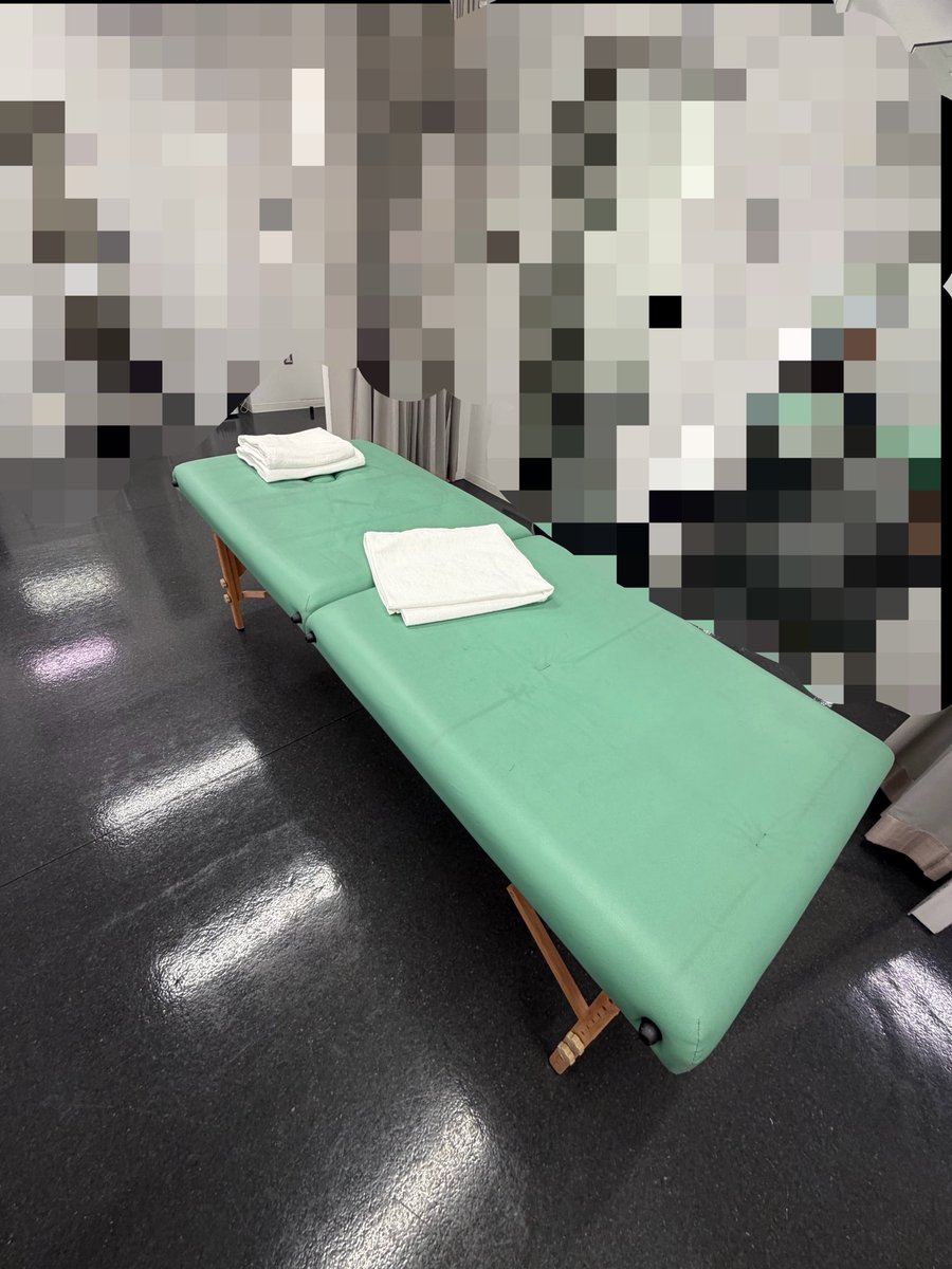 TOMOKA0923's tweet photo. ＦＣツアー初日！ヘアメイクでございました！

とても良きスタート！
全力なパワーと全力おバカな　らしさ！！

とても爆笑をさせてもらいまして
とても、あったかい気持ちになりました☺️

#ゴールデンボンバー
#ヘアメイク
#マッサージ
#ヘアメイク前のジムはボンバータオルで気合い入れw
#明日も精一杯楽しみなが笑顔の連鎖の裏方のお志事頑張ります