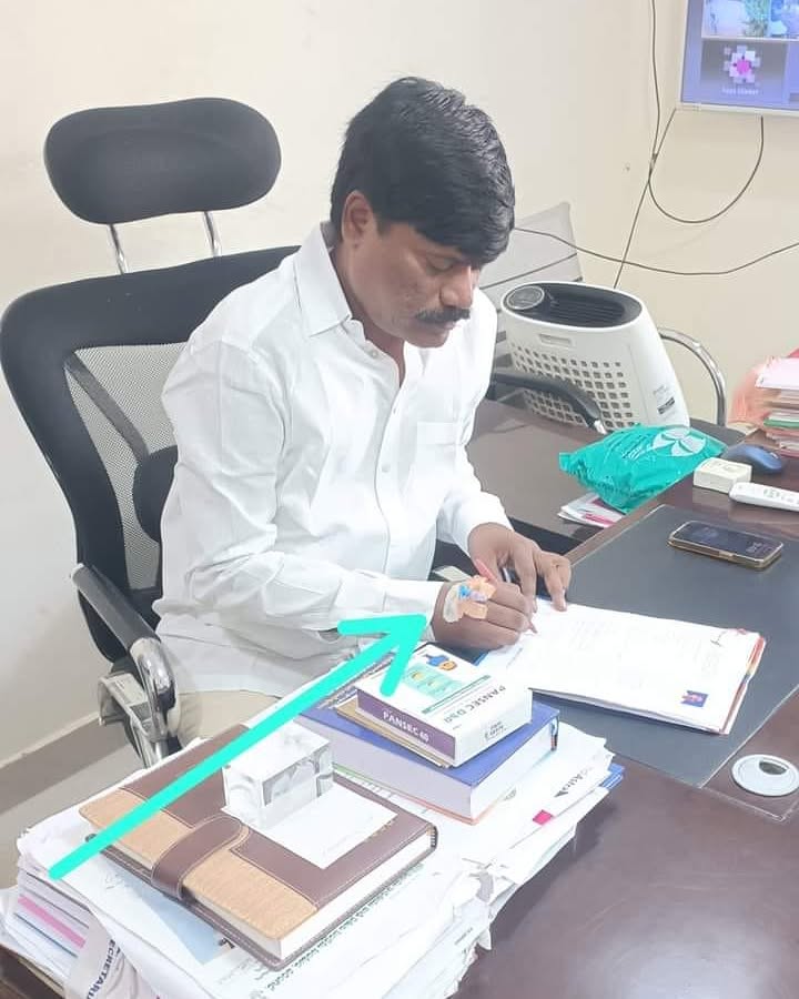 PSRNSPT's tweet photo. Naa oopiri Narsampet. 
Naa praanam Telangana. ❤️
@KCRBRSPresident 

Jai Telangana!

Thank you everyone for your endless love and blessings. 🙏

—Mee Peddi Sudharshan Reddy Anna

@BRSHarish @KTRBRS @BRSparty https://t.co/yKMV4Cvv7a