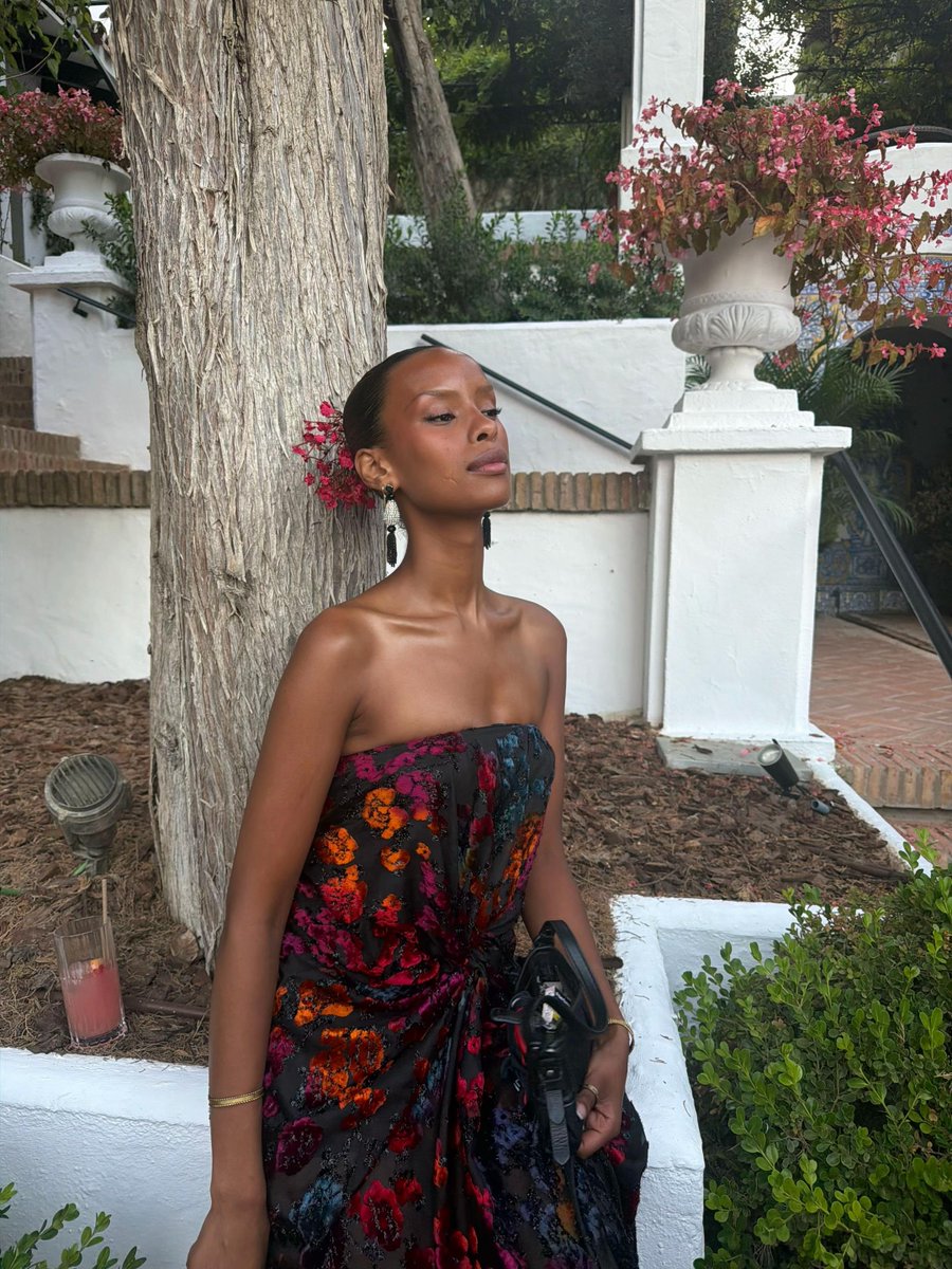 somalijpgs's tweet photo. somali dirac turned into a custom dress https://t.co/uLgHlGmwE6