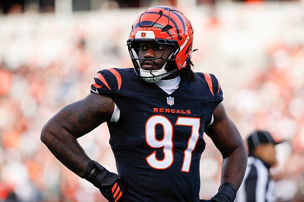 AdamSchefter's tweet photo. Bengals edge Shemar Stewart, who was carted off yesterday after a scary looking knee injury, suffered just a hyperextended knee and will have treatment, per @RapSheet and me.

The belief is no ligament damage for Stewart. “He’s good,” one source said. https://t.co/tAHlXRQoME