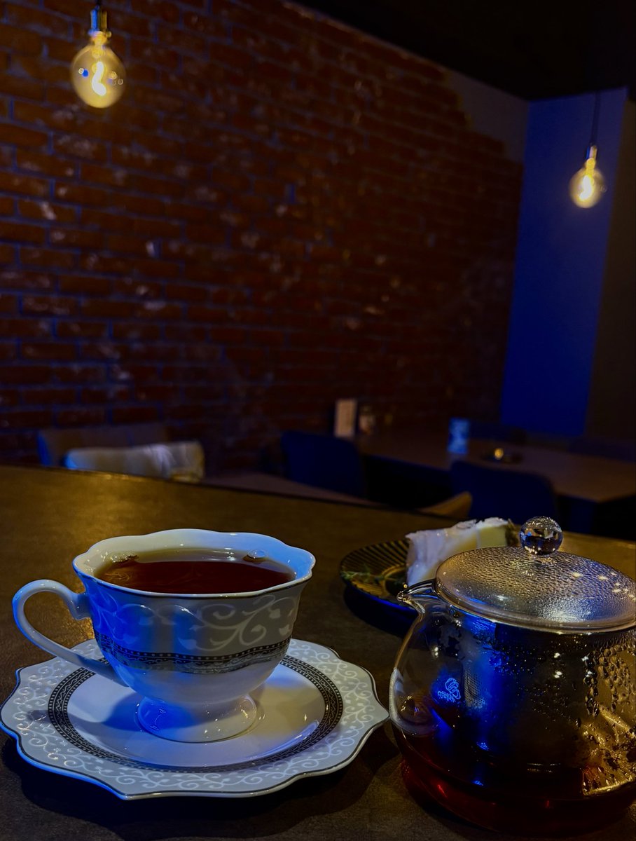 Yayacafeu831's tweet photo. 夜は、コーヒーだけじゃない。

ゆっくり過ごしたい夜のために、
オレンジペコをご用意しました。🫖

やさしい香りと、すっきりした味わい。
甘いスイーツとの相性も抜群です。

今日の夜は、
温かい紅茶でひと息つきませんか？

📍Yaya cafe
🕘21:00〜翌6:00
#Yayacafe #YayaCafe #夜カフェ #名古屋栄 https://t.co/lj6rhMgOMO