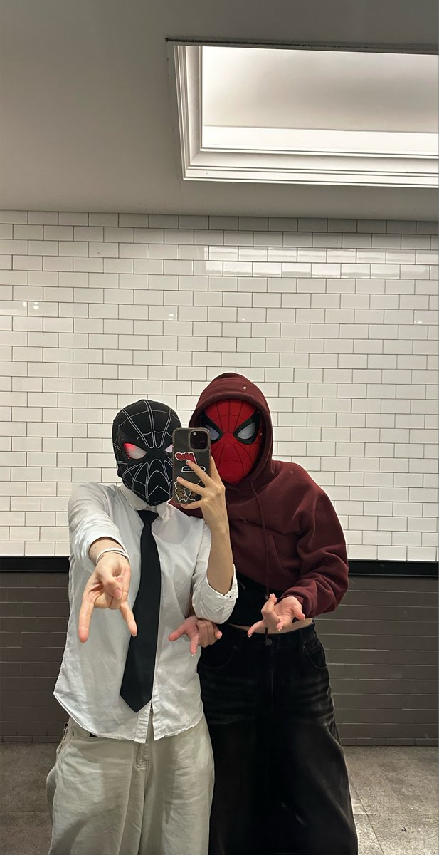 awiiden's tweet photo. My date BTW 🕷️💋 https://t.co/J6ZqlQWz2z