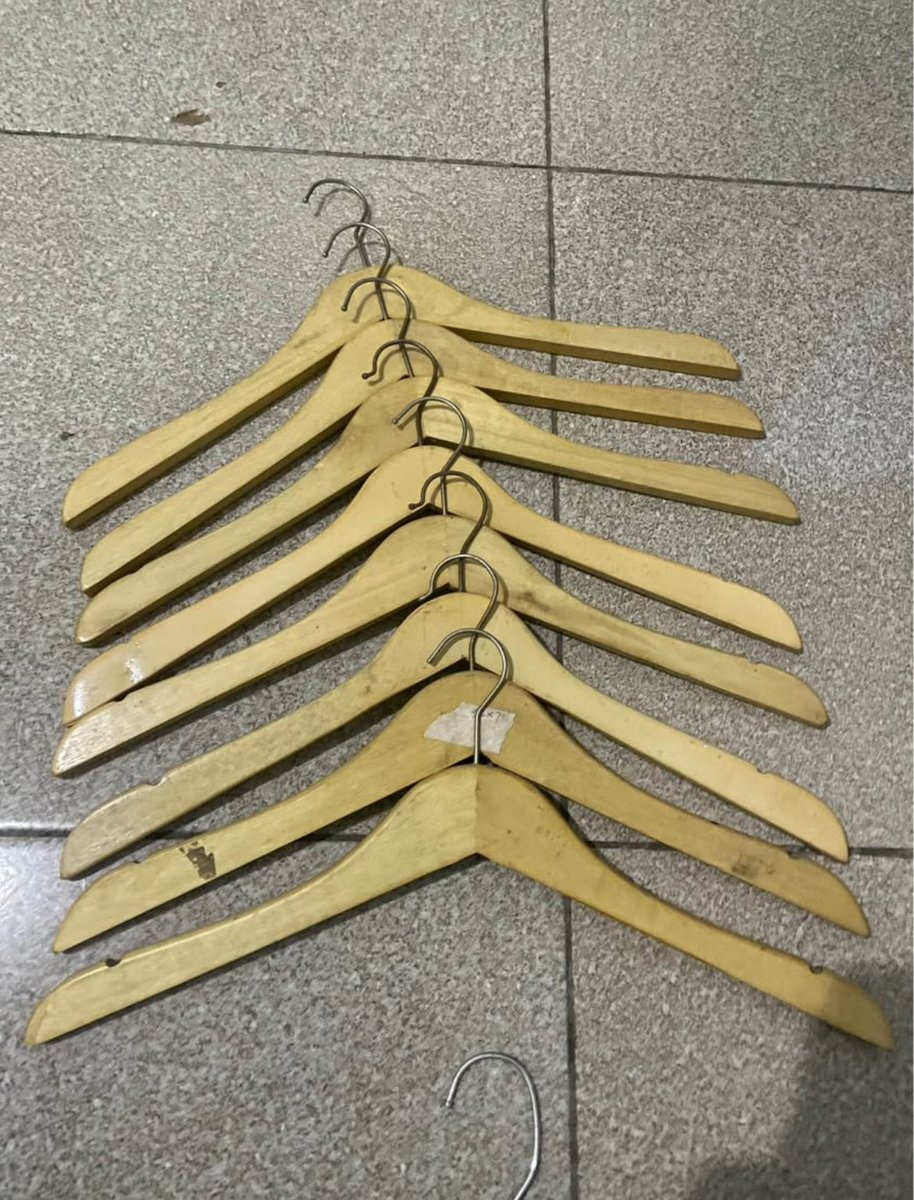 Indilindilbakso's tweet photo. Hanger borongan yaa, gawangan tinggal 1. Gitarlele dan speaker dah SOLD ya❤️ https://t.co/xp97dbuDqo
