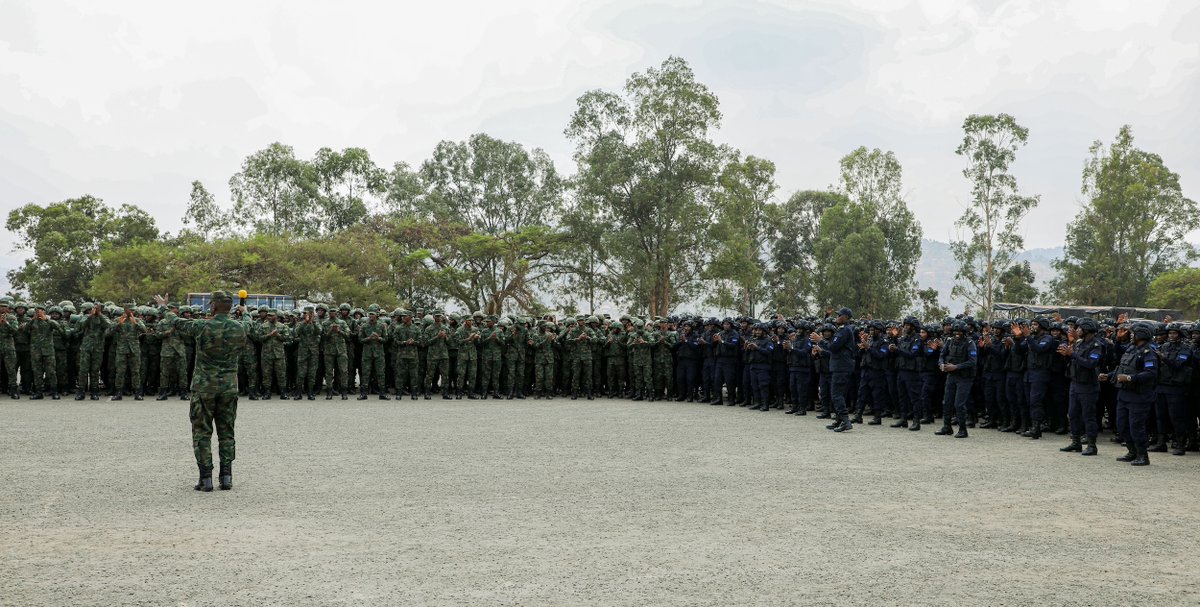 RwandaMoD's tweet photo. Today, the Army Chief of Staff of the Rwanda Defence Force (RDF), Maj Gen Vincent Nyakarundi, addressed a joint contingent of RDF and Rwanda National Police personnel at Kami Barracks as they prepared to deploy to Cabo Delgado, Mozambique, to replace their colleagues currently serving on the mission. The briefing was attended by the Deputy Inspector General of Police in charge of Operations, Commissioner of Police Vincent B. Sano.

In his remarks, Maj Gen Nyakarundi conveyed the message from His Excellency the President of the Republic and Commander-in-Chief of RDF stressing the importance of discipline, force protection, and strong force cohesion as key pillars for mission success.

 He reminded the contingent that their primary responsibility is to protect civilians from the threat of terrorism. He encouraged them to represent Rwanda with pride by upholding the highest standards of discipline, teamwork, and professionalism, and urged them to remain committed to their mission while continuing the exemplary service demonstrated by those who served before them. 

The briefing also emphasized the evolving security situation, calling on the troops to remain vigilant, adapt effective counter-terrorism tactics, and intensify operations to neutralize threats.
=====================

Uyu munsi, mu Kigo cya Gisirikare cya Kami, Umugaba w’Ingabo z'u Rwanda zirwanira ku butaka, Maj Gen Vincent Nyakarundi, yahaye impanuro itsinda ry’abasirikare n’abapolisi bitegura kujya mu butumwa bw'amahoro mu Ntara ya Cabo Delgado, muri Mozambique, gusimbura bagenzi babo bari basanzweyo. Iki gikorwa cyitabiriwe kandi n’Umuyobozi Mukuru Wungirije wa Polisi y'u Rwanda ushinzwe ibikorwa, CP Vincent B. Sano.

Maj Gen Nyakarundi yabagejejeho ubutumwa bwa Nyakubahwa Perezida wa Repubulika akaba n’Umugaba w’Ikirenga w’Ingabo z'u Rwanda, ashimangira akamaro k’imyitwarire myiza, kwirinda ubwabo no gushyira hamwe nk’inkingi z’ingenzi zituma ubutumwa bugerwaho neza.

Yibukije iri tsinda ko inshingano yabo y’ibanze ari ukurinda abasivili ibikorwa by’iterabwoba. Yabashishikarije guhagararira u Rwanda neza, bashyira imbere imyitwarire myiza, gukorera hamwe no gukora kinyamwuga, anabasaba gukomeza kuzuza neza inshingano zabo bakurikiza urugero rwiza rw'abababanjirije.

Yanagarutse ku ishusho y’umutekano, abasaba gukomeza kuba maso, gukoresha neza amayeri aboneye yo kurwanya iterabwoba, no kongera imbaraga mu bikorwa byo guhashya ibishobora guteza umutekano muke.