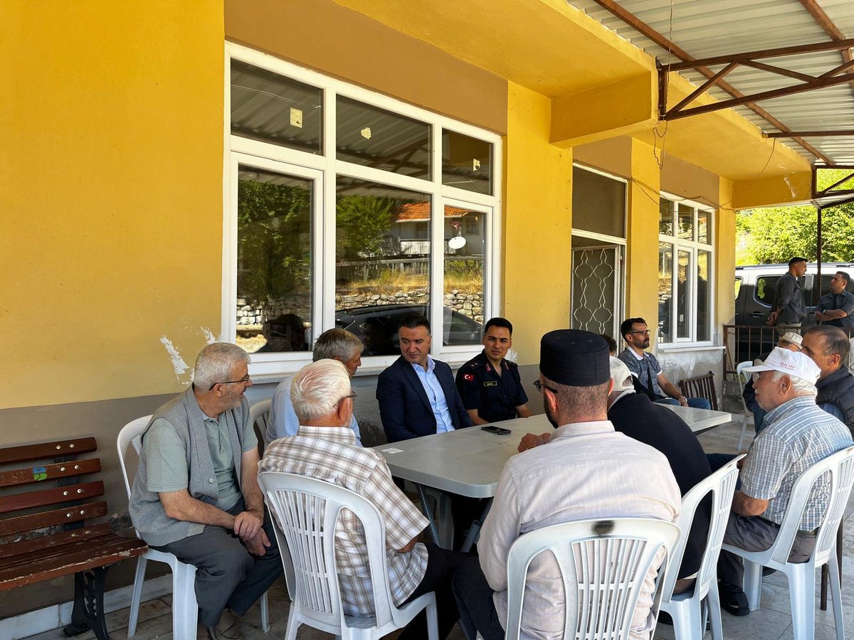 GDursunbey's tweet photo. Kaymakamımız Sn. Musa AYYILDIZ, İlçe Jandarma Komutanı Ütğm. Yasin Yüksel KILINÇ, SYDV Müdürü Mesut GÜLTEKİN; 

• ⁠Çelikler
• ⁠Alaçam

mahallelerini ziyaret ederek vatandaşlarımızla bir araya geldi. https://t.co/Vp1APsEALy