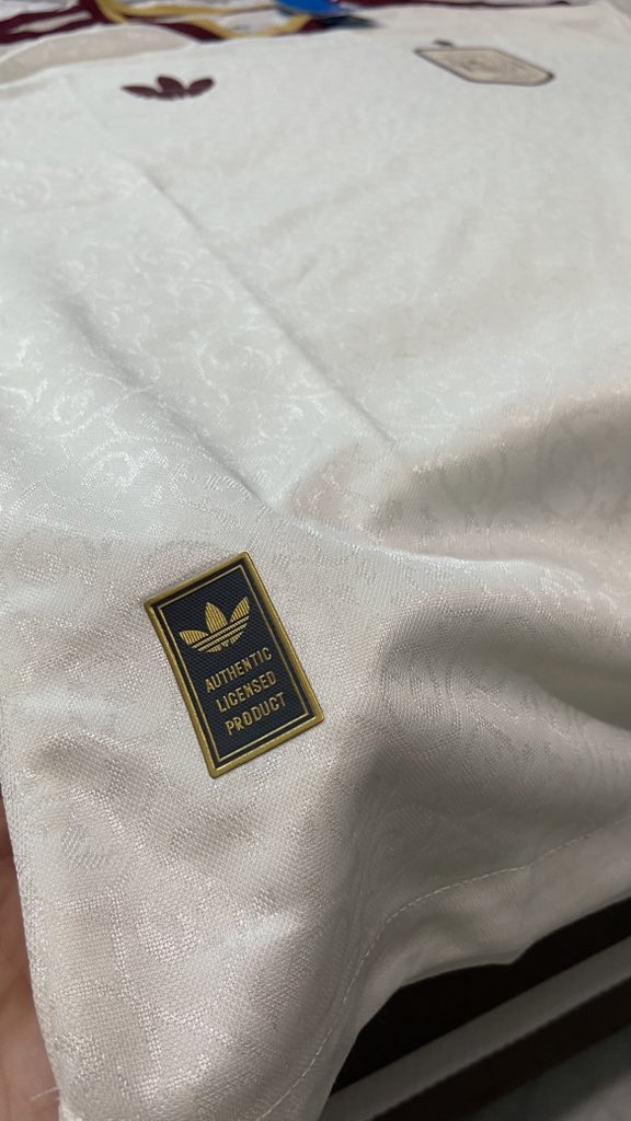 OrionFut's tweet photo. Os amigos asiáticos não decepcionam! Minha camisa da Espanha pela Shopee chegou ontem, em APENAS 13 DIAS! 🇹🇭👀

Agora acabou a desculpinha de pagar caro em loja nacional só porque é “pronta entrega”, sendo que, na Shopee e no Mercado Livre, chega quase no mesmo tempo e pela METADE do preço!

Print do rastreio do pedido nos comentários!

OBS: Com uma estrela porque fiz o pedido dois dias antes da final. 😞

🇪🇸 Links dessa camisa (atualizada com duas estrelas):

🛒 Mercado Livre
🔗 Camisa II: https://t.co/ld4jIIwQ2A
🔗 Camisa II - jogador: https://t.co/F4QbsmepiW
🔗 Camisa II com patch de campeão (tá em promoção: https://t.co/GhrpQRXD51
🔗 Camisa II manga longa: https://t.co/yzl4uxc3JQ
🔗 Camisa II (feminina): https://t.co/0F6fBSxWEf

🛒 Shopee
🔗 Camisa II - jogador: https://t.co/H3zx2bjsQC

🚚⚠️ No ML, para atingir o valor mínimo do frete grátis na versão TORCEDOR, é só add algum item baratinho na compra e dps pedir reembolso se quiser.