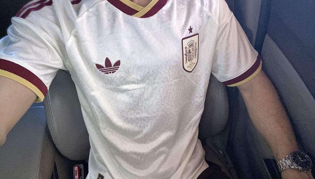 OrionFut's tweet photo. Os amigos asiáticos não decepcionam! Minha camisa da Espanha pela Shopee chegou ontem, em APENAS 13 DIAS! 🇹🇭👀

Agora acabou a desculpinha de pagar caro em loja nacional só porque é “pronta entrega”, sendo que, na Shopee e no Mercado Livre, chega quase no mesmo tempo e pela METADE do preço!

Print do rastreio do pedido nos comentários!

OBS: Com uma estrela porque fiz o pedido dois dias antes da final. 😞

🇪🇸 Links dessa camisa (atualizada com duas estrelas):

🛒 Mercado Livre
🔗 Camisa II: https://t.co/ld4jIIwQ2A
🔗 Camisa II - jogador: https://t.co/F4QbsmepiW
🔗 Camisa II com patch de campeão (tá em promoção: https://t.co/GhrpQRXD51
🔗 Camisa II manga longa: https://t.co/yzl4uxc3JQ
🔗 Camisa II (feminina): https://t.co/0F6fBSxWEf

🛒 Shopee
🔗 Camisa II - jogador: https://t.co/H3zx2bjsQC

🚚⚠️ No ML, para atingir o valor mínimo do frete grátis na versão TORCEDOR, é só add algum item baratinho na compra e dps pedir reembolso se quiser.