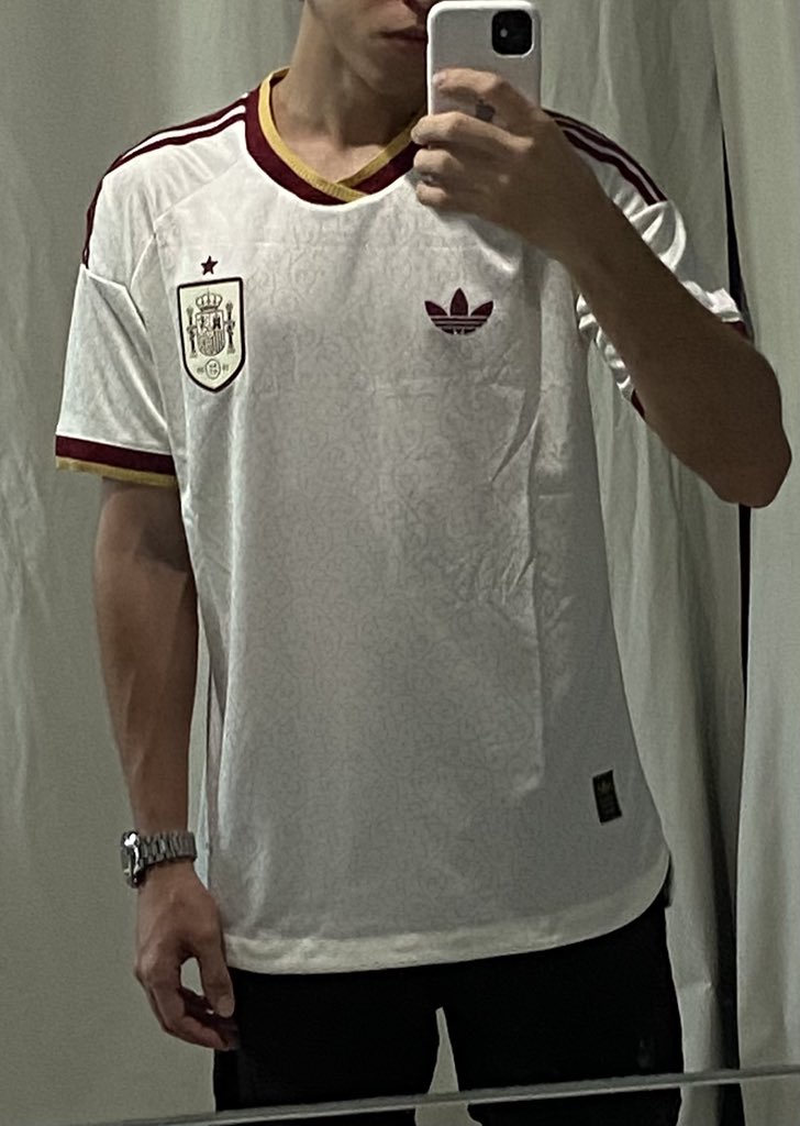 OrionFut's tweet photo. Os amigos asiáticos não decepcionam! Minha camisa da Espanha pela Shopee chegou ontem, em APENAS 13 DIAS! 🇹🇭👀

Agora acabou a desculpinha de pagar caro em loja nacional só porque é “pronta entrega”, sendo que, na Shopee e no Mercado Livre, chega quase no mesmo tempo e pela METADE do preço!

Print do rastreio do pedido nos comentários!

OBS: Com uma estrela porque fiz o pedido dois dias antes da final. 😞

🇪🇸 Links dessa camisa (atualizada com duas estrelas):

🛒 Mercado Livre
🔗 Camisa II: https://t.co/ld4jIIwQ2A
🔗 Camisa II - jogador: https://t.co/F4QbsmepiW
🔗 Camisa II com patch de campeão (tá em promoção: https://t.co/GhrpQRXD51
🔗 Camisa II manga longa: https://t.co/yzl4uxc3JQ
🔗 Camisa II (feminina): https://t.co/0F6fBSxWEf

🛒 Shopee
🔗 Camisa II - jogador: https://t.co/H3zx2bjsQC

🚚⚠️ No ML, para atingir o valor mínimo do frete grátis na versão TORCEDOR, é só add algum item baratinho na compra e dps pedir reembolso se quiser.