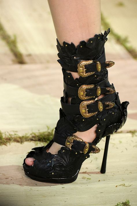 playmate2002's tweet photo. Alexander Mcqueen s/s 2011 https://t.co/0jiqlKvnL0