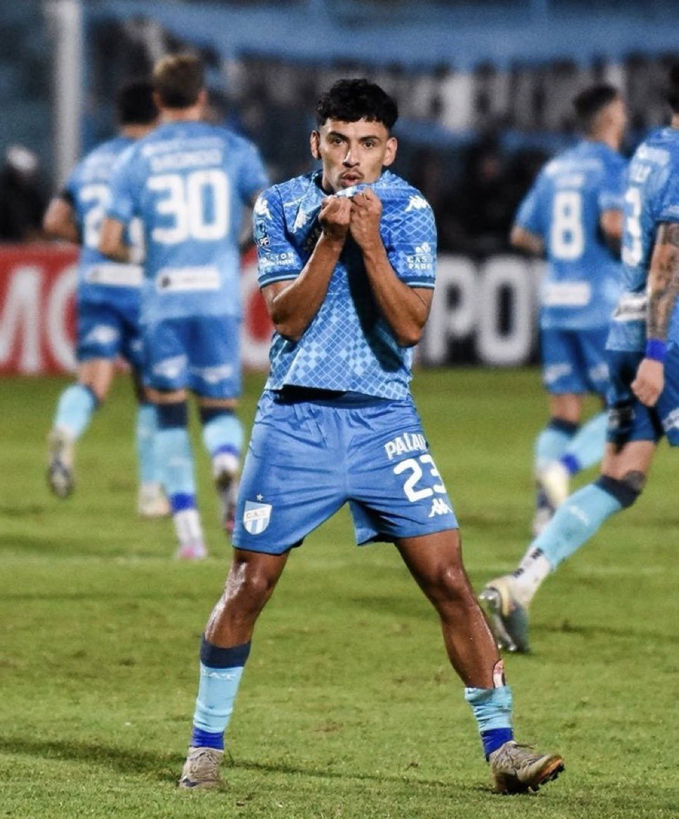 tomas_torn22731's tweet photo. IMPORTANTE 
Al parecer la compra de Laméndola a esta hora estaría caída.
No se saben los motivos, pero el jugador no viajó para jugar esta noche con su club, el quiere venir a newells.
Hay teorías de que Kudelka no lo quiere entonces no viene. https://t.co/Aen8H8bLY8