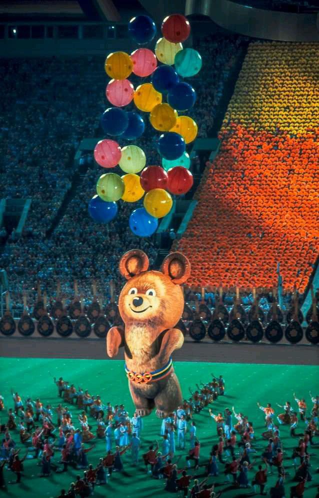 eastblocvisuals's tweet photo. Closing ceremony for the 1980 Olympic Games in Moscow. https://t.co/mywANWxpOi
