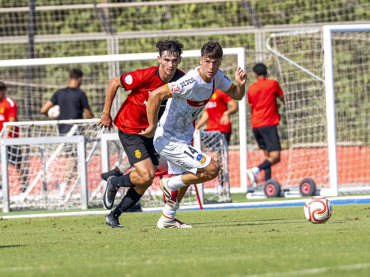 uesantandreu's tweet photo. [RECULL FOTOGRÀFIC] Les millors imatges del primer partit de pretemporada del Sant Andreu! 🟡🔴

😍 Estrenem segona equipació!

📸 @MaCrousFoto https://t.co/M9subSAKOA