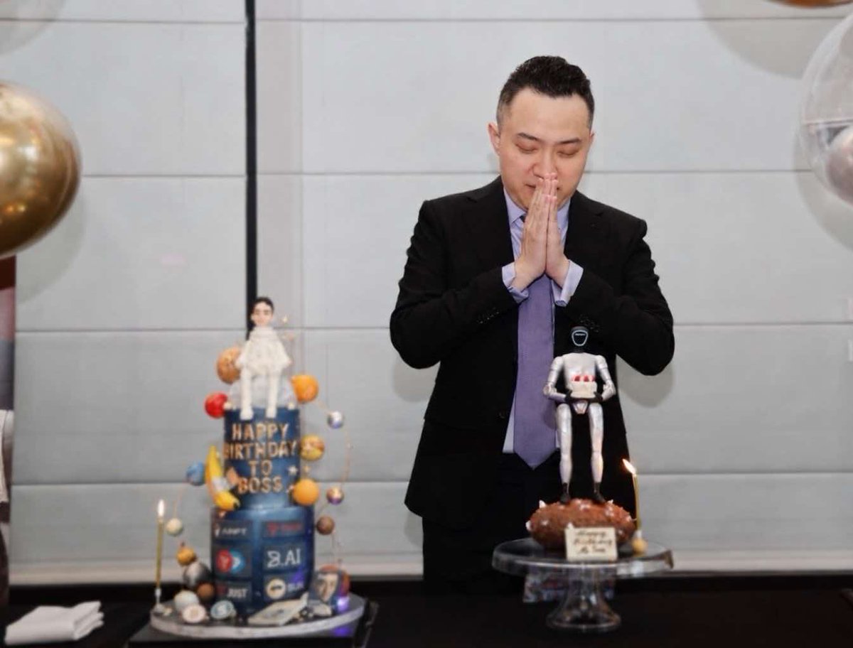 chenherubaba's tweet photo. 生日快乐，Justin Sun！🎂 祝新的一岁继续在加密世界乘风破浪，波场生态越��越繁荣，平安喜乐，万事顺遂！✨ 
@justinsuntron @trondaoCN https://t.co/PoRLfXcET5