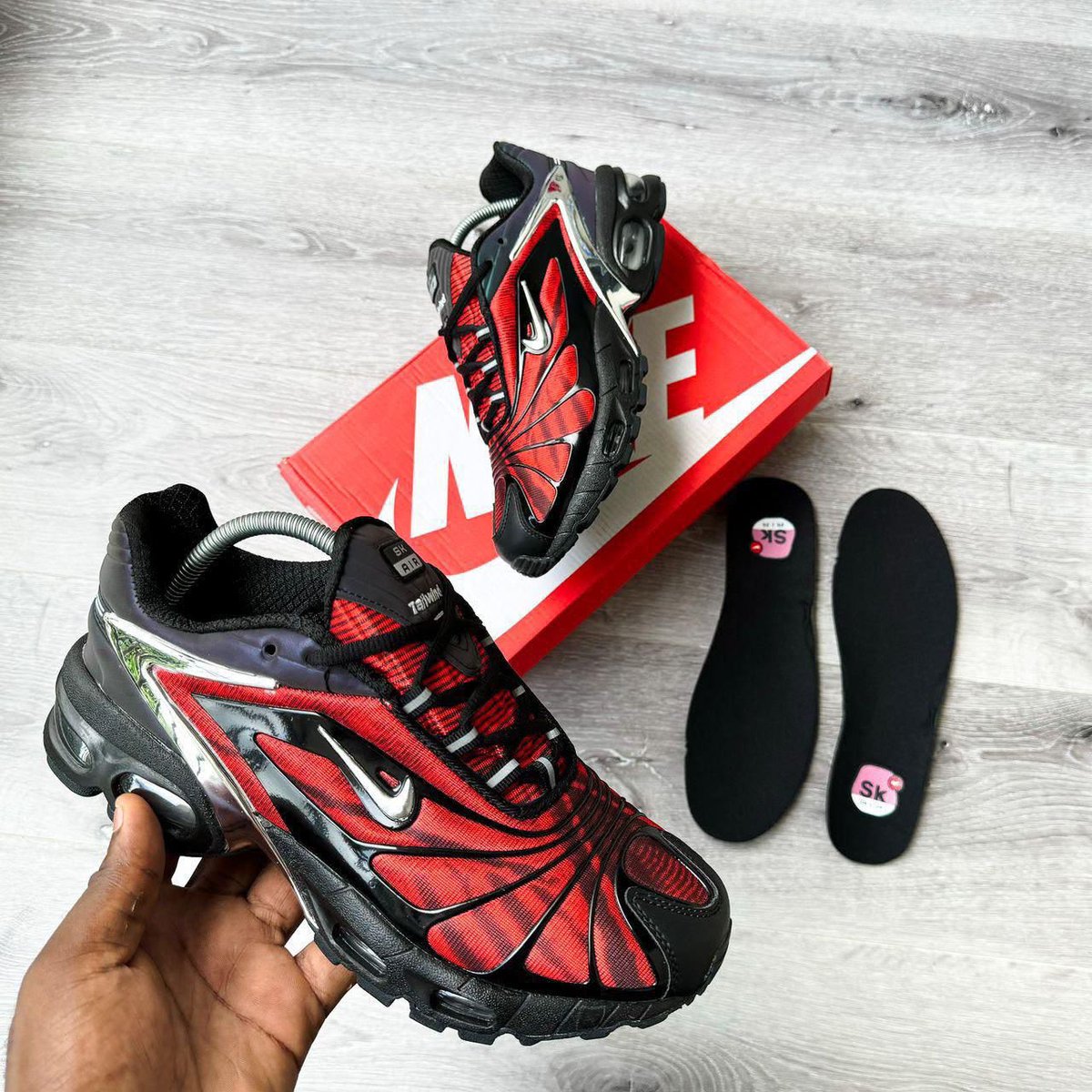 ayo234_'s tweet photo. SKEPTA x NIKE AIR MAX TAILWIND V NOW AVAILABLE IN STORE IN THREE (3) COLORWAYS🏬

SIZE | PRICE

40 - 45 | ₦67,000 https://t.co/ewvAXI2IuL