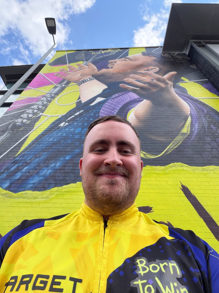 LukeTheNuke180's tweet photo. what a day❤️ 

thank you so much to everyone involved in creating this mural @TargetDarts @MurWalls. incredibly grateful for all the support and never thought something like this would happen in my hometown🙏🏼 

also with the help of target we are donating darts equipment to 63 schools across the local area so hope even a few kids feel inspired and give darts a go themselves🫡