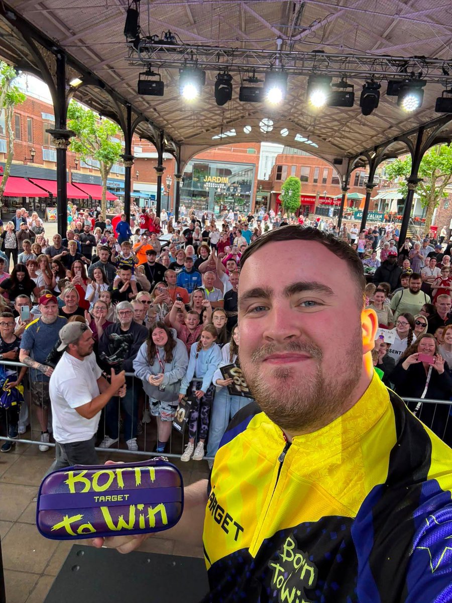 LukeTheNuke180's tweet photo. what a day❤️ 

thank you so much to everyone involved in creating this mural @TargetDarts @MurWalls. incredibly grateful for all the support and never thought something like this would happen in my hometown🙏🏼 

also with the help of target we are donating darts equipment to 63 schools across the local area so hope even a few kids feel inspired and give darts a go themselves🫡