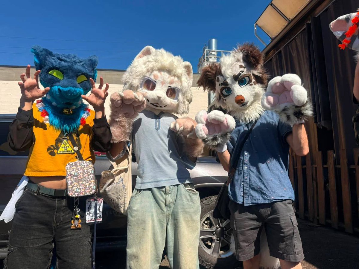 Coastlyyy's tweet photo. @GabrielEldridg4 YES EXACTLY!!! While I love how soft my big paws are --- they are just too too big! (This is my attempt of doing claw hands for example 😭) https://t.co/Ei06U9UcFh