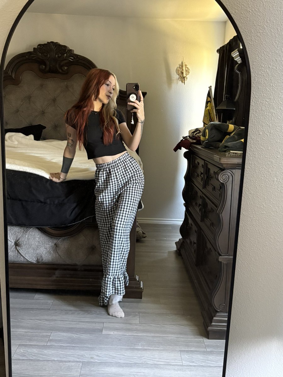 doveestorm's tweet photo. No filter and two different socks dove ✨🪶🩶 https://t.co/rpF87vwX9N